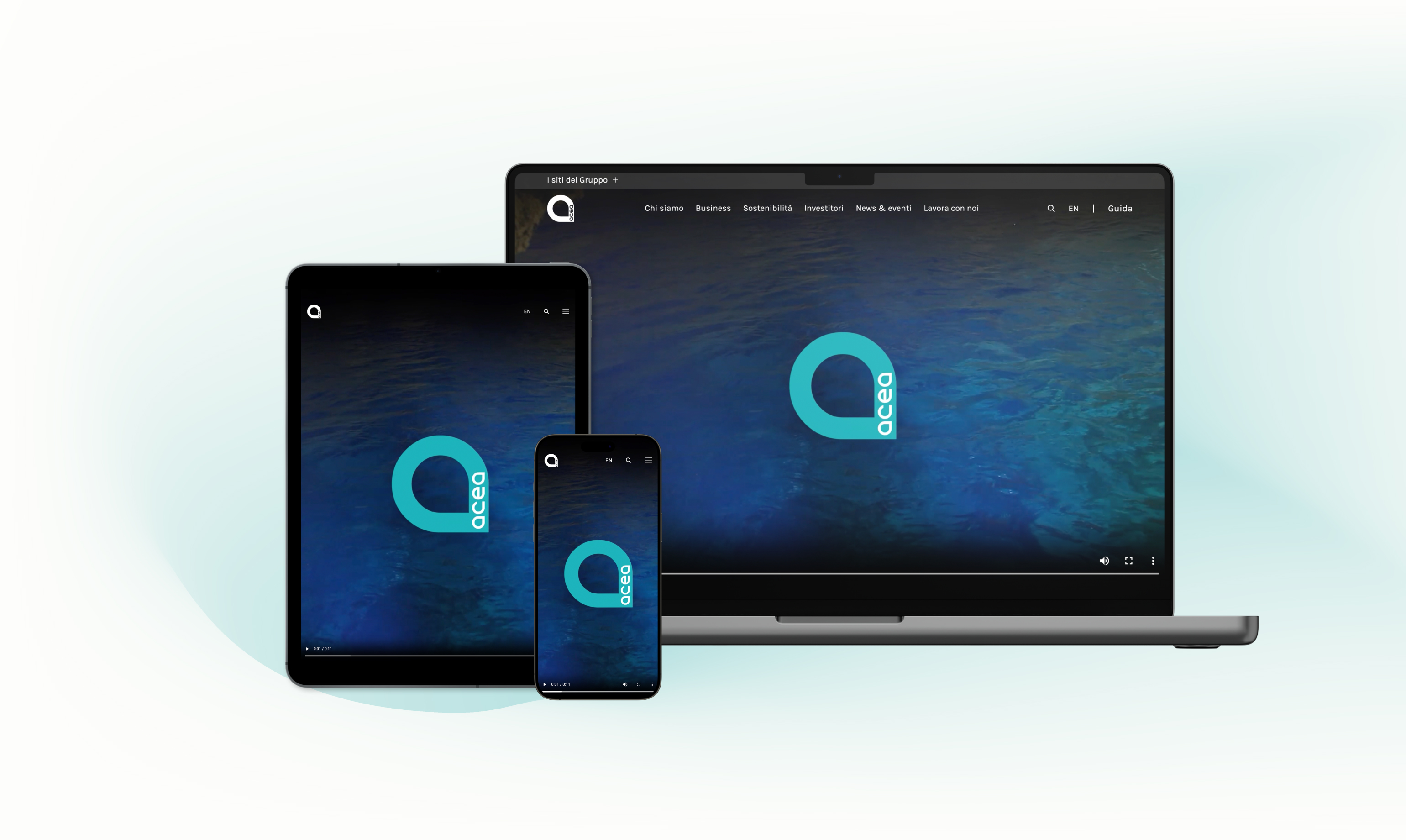 Smartphone con sito Acea Un laptop, uno smartphone e un tablet mostrano la homepage del Sito Acea