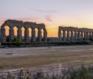 Foto dell'acquedotto Marcio al tramonto