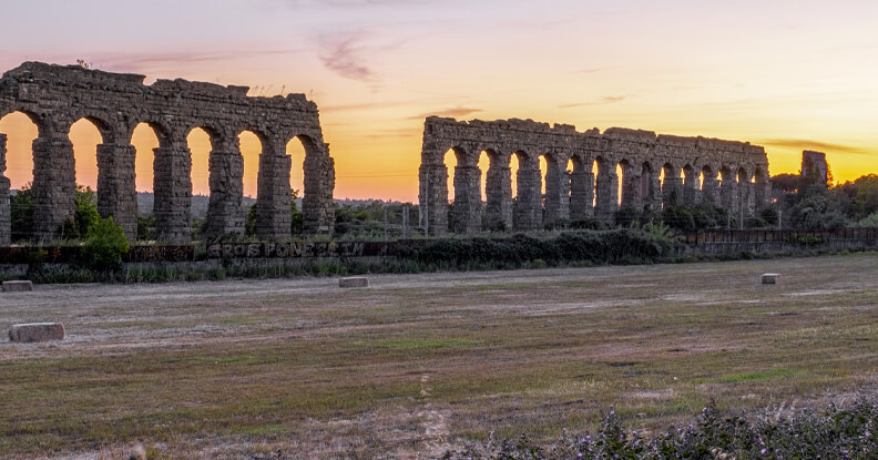 Foto dell'acquedotto Marcio al tramonto